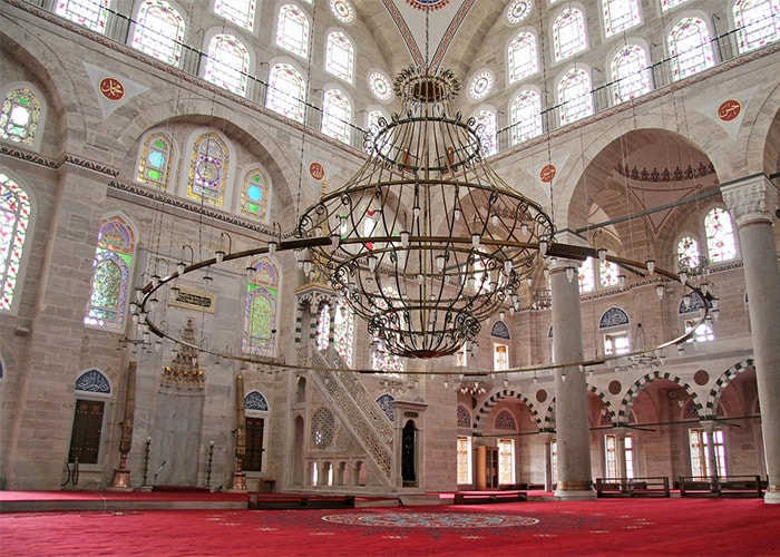 Внутреннее помещение мечети Михримах Султан